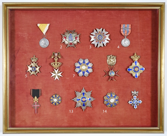Schaukasten mit 14 Orden